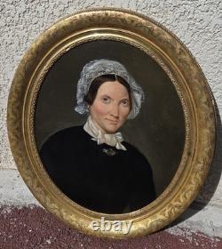 Tableau Ovale ancien Portrait D'une Femme. Peinture huile sur toile Reentoilé